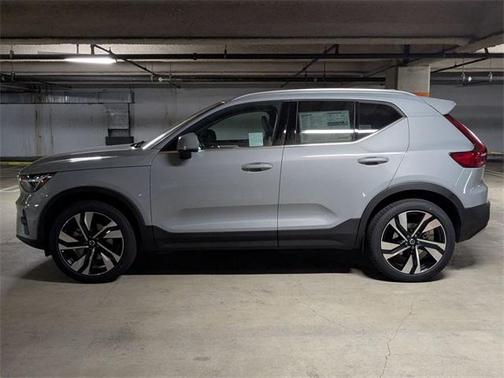 2025 Volvo XC40 B5 Ultra Bright Theme