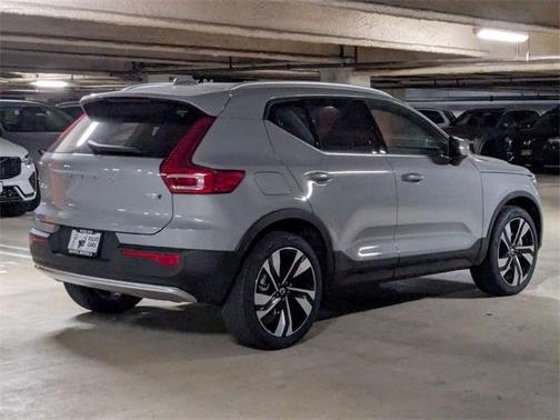 2025 Volvo XC40 B5 Ultra Bright Theme