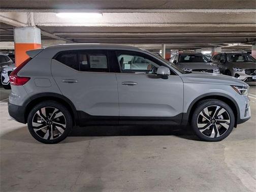 2025 Volvo XC40 B5 Ultra Bright Theme