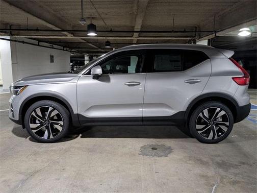 2025 Volvo XC40 B5 Ultra Bright Theme