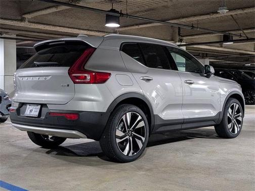 2025 Volvo XC40 B5 Ultra Bright Theme