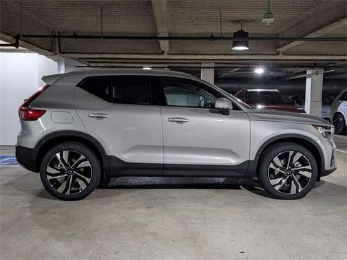 2025 Volvo XC40 B5 Ultra Bright Theme