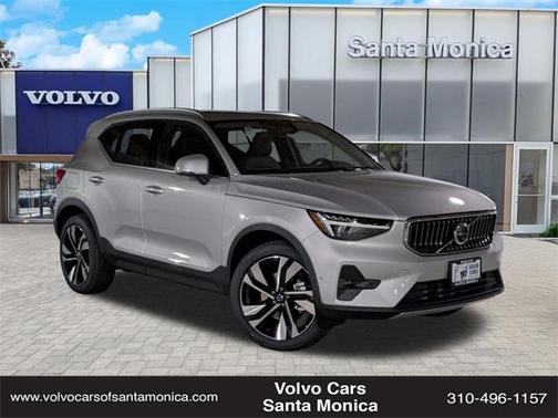 2025 Volvo XC40 B5 Ultra Bright Theme