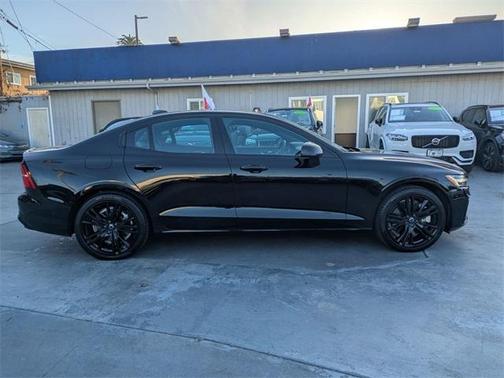 2024 Volvo S60 Recharge Plug-In Hybrid T8 Ultimate Black Edition