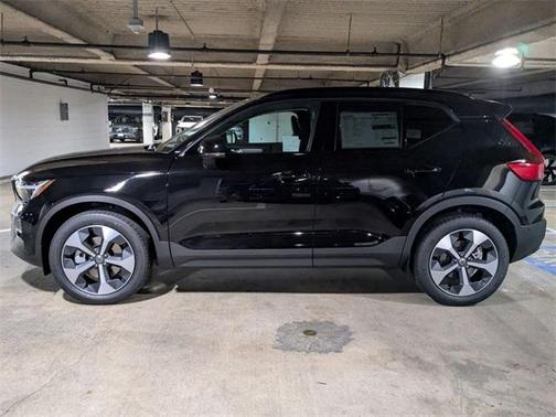 2025 Volvo XC40 B5 Plus Dark Theme