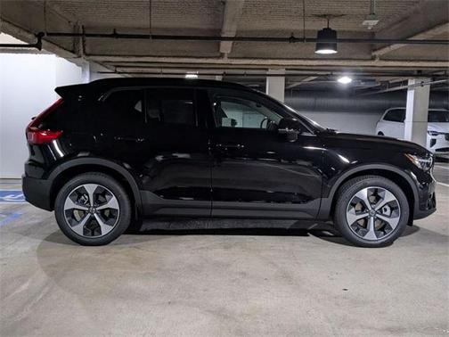 2025 Volvo XC40 B5 Plus Dark Theme