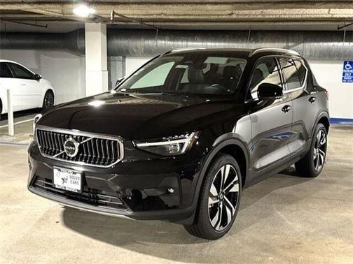 2025 Volvo XC40 B5 Ultra Bright Theme