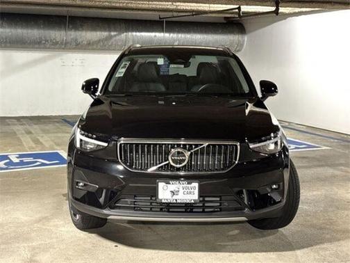 2025 Volvo XC40 B5 Ultra Bright Theme
