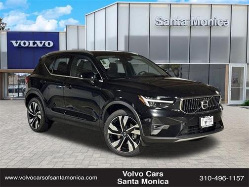 2025 Volvo XC40 B5 Ultra Bright Theme