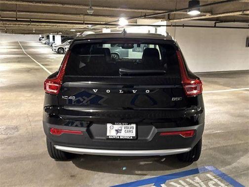 2025 Volvo XC40 B5 Core Bright Theme