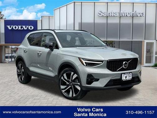 2024 Volvo XC40 B5 Plus Dark Theme