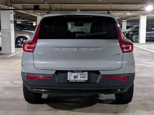 2025 Volvo XC40 B5 Ultra Dark Theme