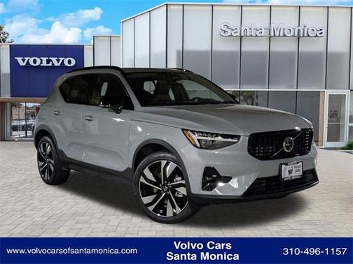 2025 Volvo XC40 B5 Ultra Dark Theme