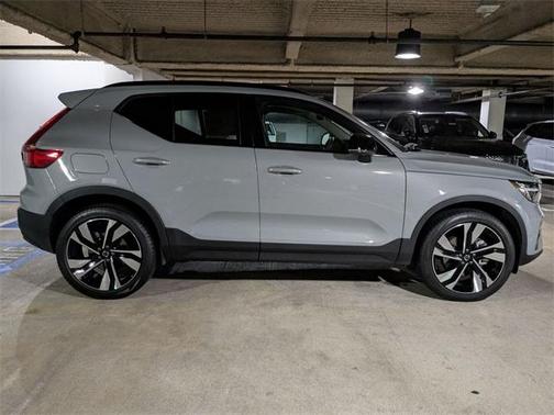 2025 Volvo XC40 B5 Ultra Dark Theme