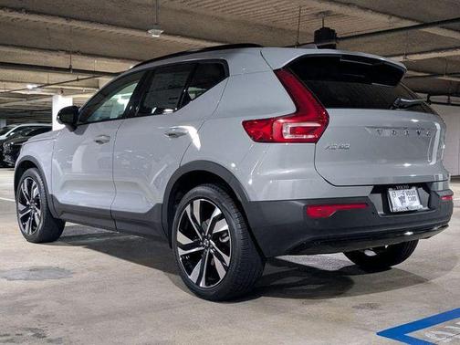 Gray Metallic 2025 Volvo XC40 B5 Ultra Dark Theme