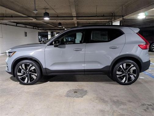 2025 Volvo XC40 B5 Ultra Dark Theme