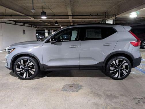 Gray Metallic 2025 Volvo XC40 B5 Ultra Dark Theme