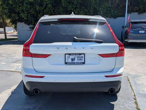 Crystal White 2018 Volvo XC60 T5 Momentum