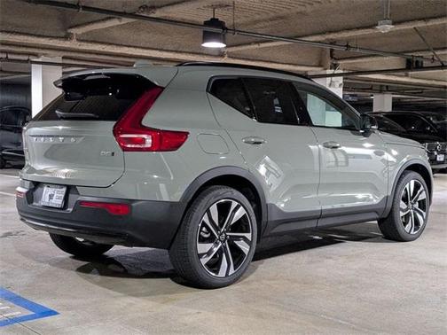 2025 Volvo XC40 B5 Ultra Dark Theme