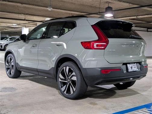 2025 Volvo XC40 B5 Ultra Dark Theme