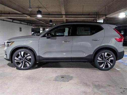 2025 Volvo XC40 B5 Ultra Dark Theme