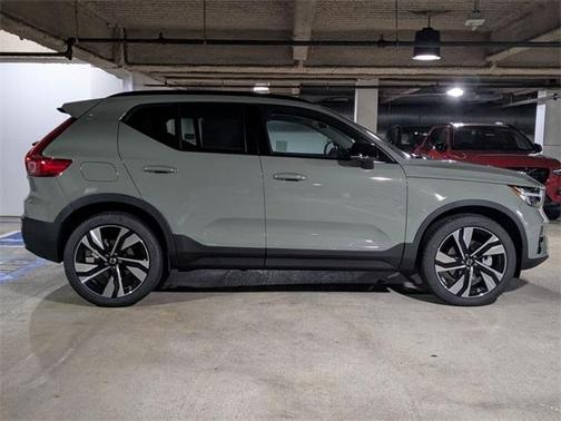 2025 Volvo XC40 B5 Ultra Dark Theme