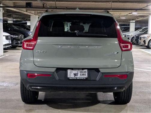 2025 Volvo XC40 B5 Ultra Dark Theme
