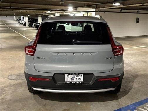 2025 Volvo XC40 B5 Core Bright Theme