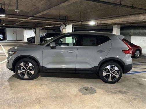 2025 Volvo XC40 B5 Core Bright Theme