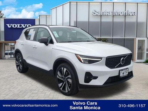Crystal White Metallic 2023 Volvo XC40 B5 Plus Dark Theme