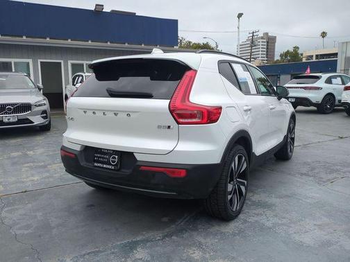 Crystal White Metallic 2023 Volvo XC40 B5 Plus Dark Theme