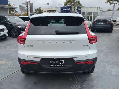 Crystal White Metallic 2023 Volvo XC40 B5 Plus Dark Theme