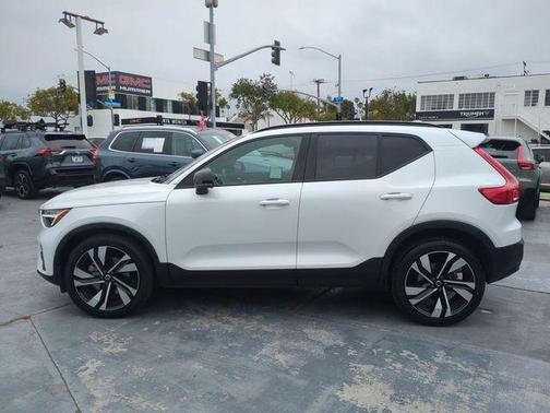 Crystal White Metallic 2023 Volvo XC40 B5 Plus Dark Theme