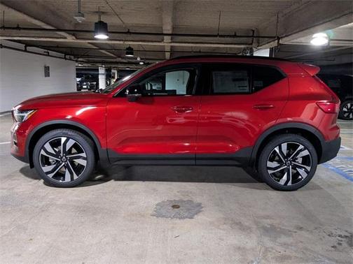 2025 Volvo XC40 B5 Ultra Dark Theme