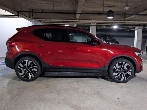 2025 Volvo XC40 B5 Ultra Dark Theme