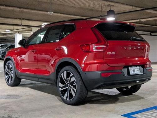 2025 Volvo XC40 B5 Ultra Dark Theme