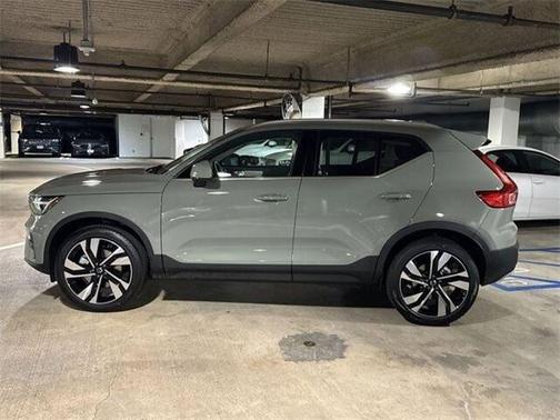2025 Volvo XC40 B5 Ultra Bright Theme