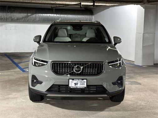 2025 Volvo XC40 B5 Ultra Bright Theme