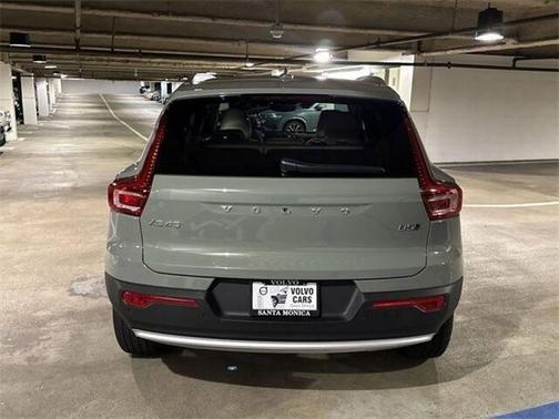 2025 Volvo XC40 B5 Ultra Bright Theme