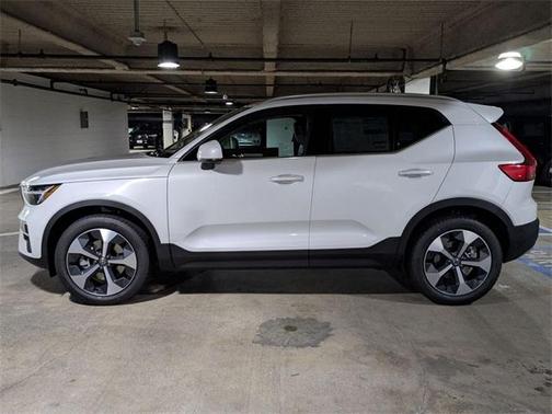 2025 Volvo XC40 B5 Plus Bright Theme