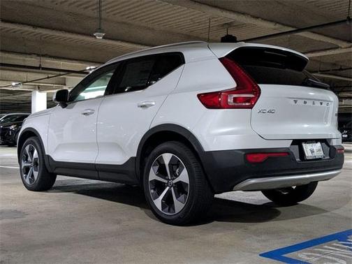 2025 Volvo XC40 B5 Core Bright Theme
