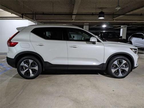 2025 Volvo XC40 B5 Core Bright Theme