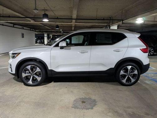 2025 Volvo XC40 B5 Core Bright Theme