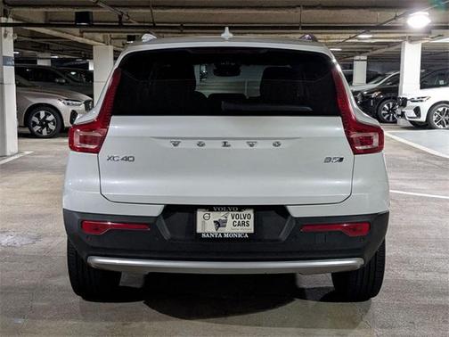 2025 Volvo XC40 B5 Core Bright Theme