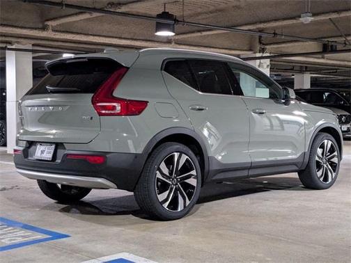 2025 Volvo XC40 B5 Ultra Bright Theme