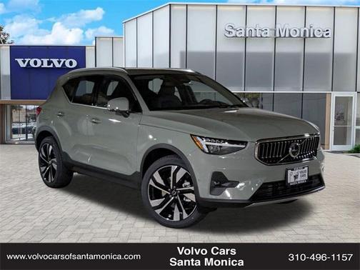 2025 Volvo XC40 B5 Ultra Bright Theme