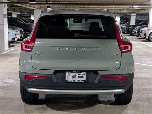 2025 Volvo XC40 B5 Ultra Bright Theme