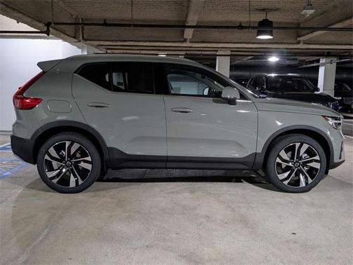 2025 Volvo XC40 B5 Ultra Bright Theme