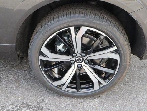 2024 Volvo XC60 Recharge Plug-In Hybrid T8 Ultimate Dark Theme