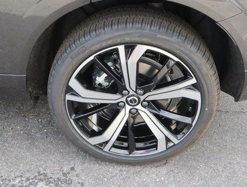 2024 Volvo XC60 Recharge Plug-In Hybrid T8 Ultimate Dark Theme